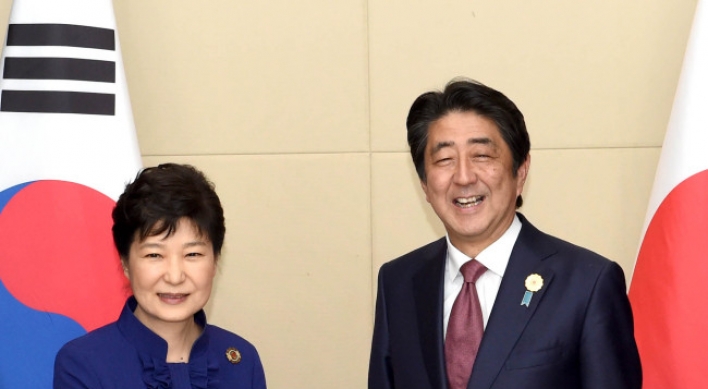 Park, Abe hold summit over NK provocations, bilateral issues