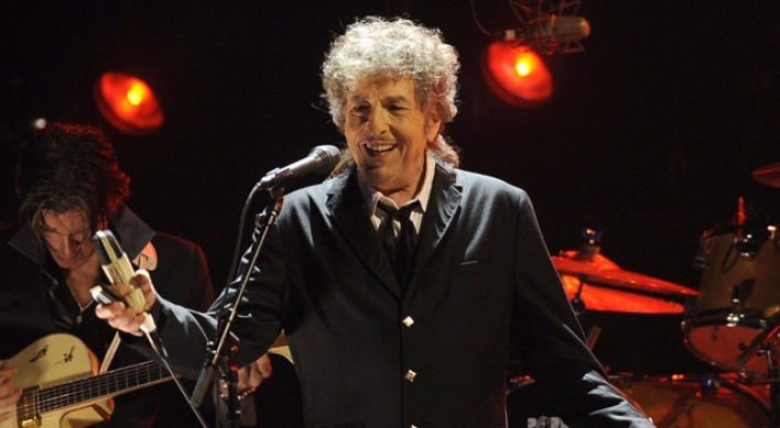 [Newsmaker] Bob Dylan wins Nobel Literature Prize