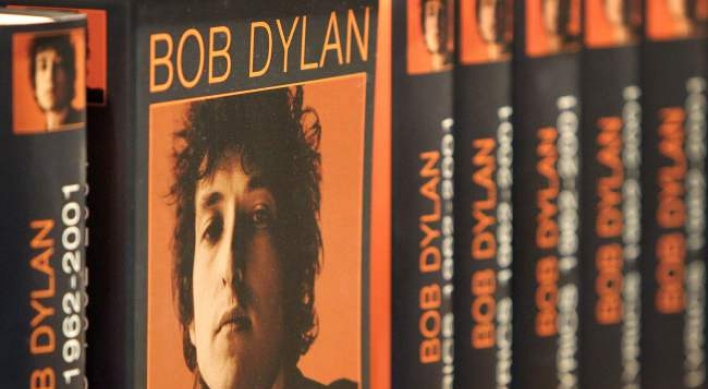 Nobel academy member calls Bob Dylan's silence 'arrogant'