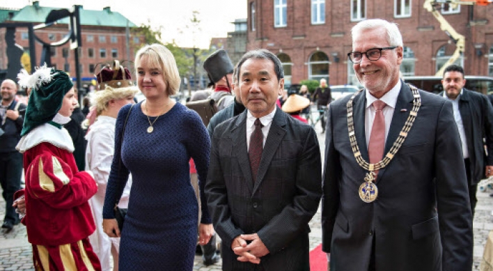 Accepting award, Murakami warns against excluding outsiders