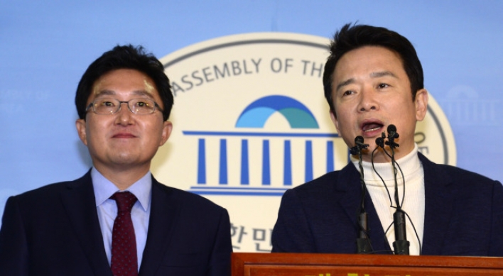 [Newsmaker] Governor, lawmaker bolt from Saenuri Party