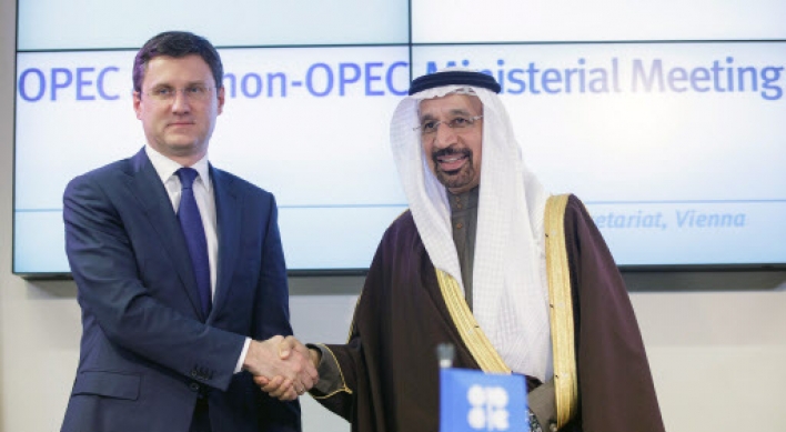 Non-OPEC oil states agree to cuts in 'historic' deal