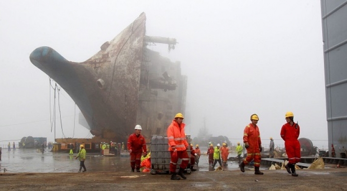 Government struggles to move Sewol onshore