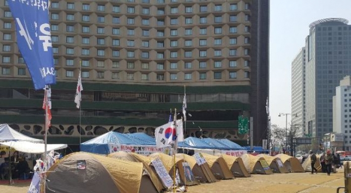 Seoul Plaza still occupied by pro-Park campers