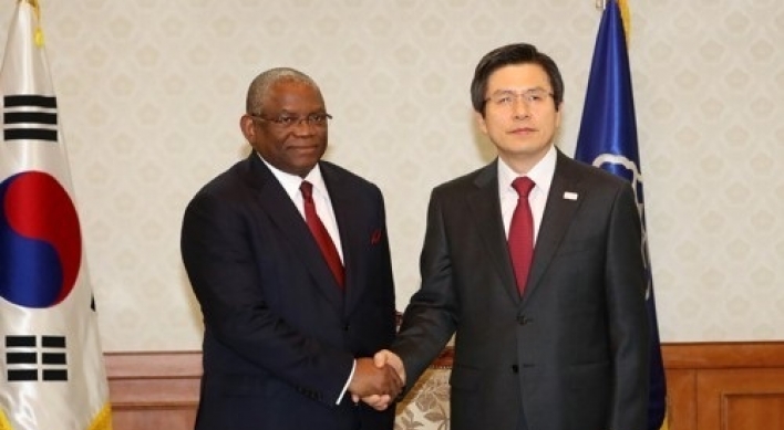 Hwang discusses economic, diplomatic cooperation with Angolan minister