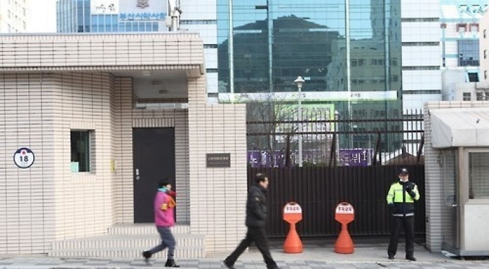Japan's consulate meets Busan ward chief over 'comfort women' statue