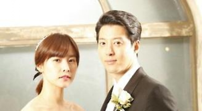 Actor Lee Dong-gun weds drama co-star Cho Youn-hee