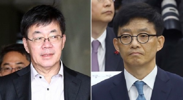 Senior prosecutor, ministry official offer to resign after Moon's inspection order