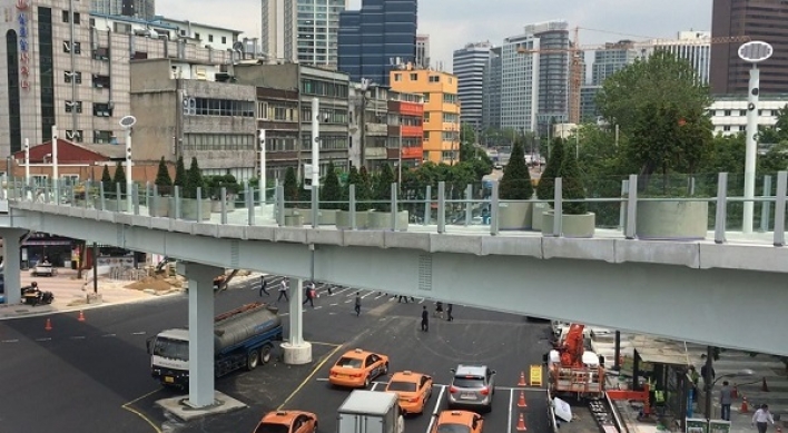 Man plunges to death from Seoul overpass-turned-park