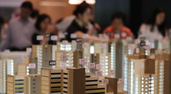 [Photo News] Visitors gather at model house for new town in Yangcheon-gu