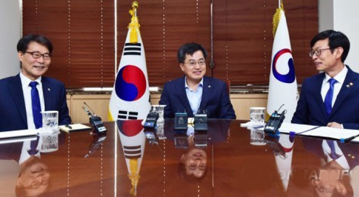 Korea's economic policymakers vow to create more jobs, spur investment