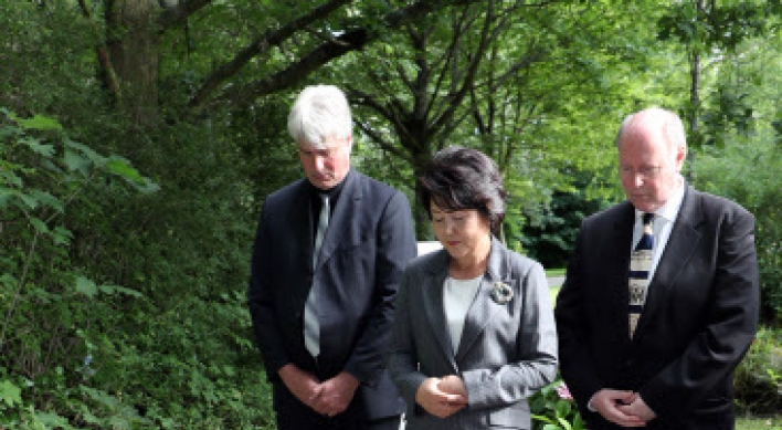 First lady visits German gravesite of controversial composer