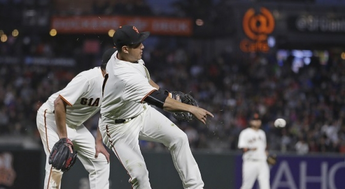 Giants’ Hwang shows off versatility with first start at 1st