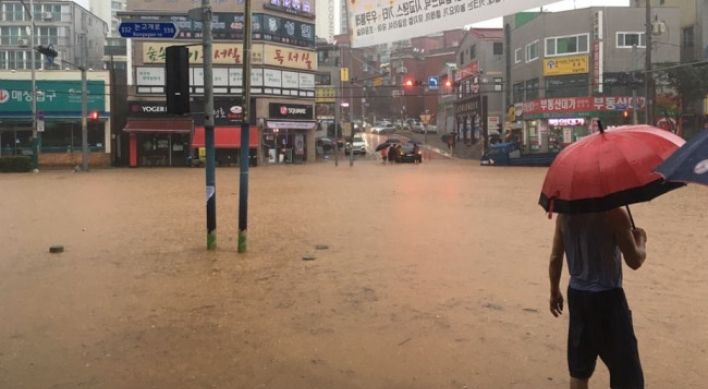 Torrential rain sweeps across Korea, leaving one dead