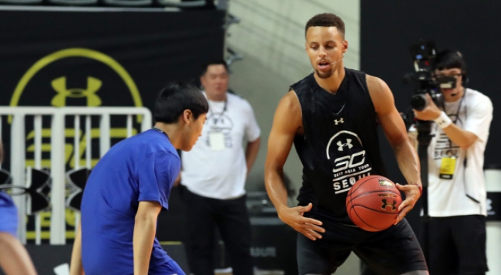[Video] Stephen Curry thrills fans, hosts youth clinic on Korea trip