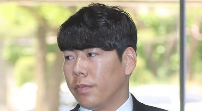 Career in limbo, Pirates' Kang Jung-ho giving free youth clinics