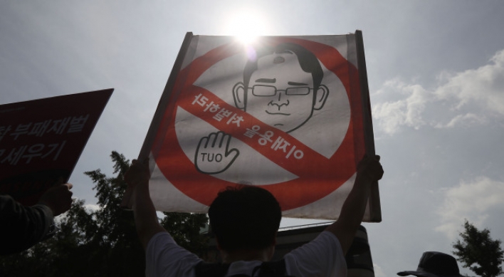 Korea divided over imprisonment of Samsung heir