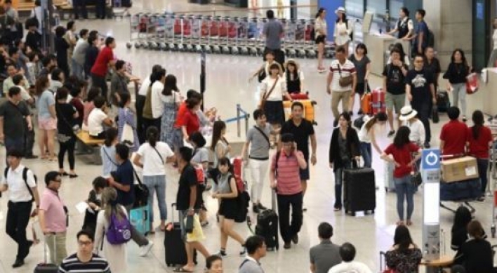 No. of Koreans traveling to China continues to drop amid THAAD row: data
