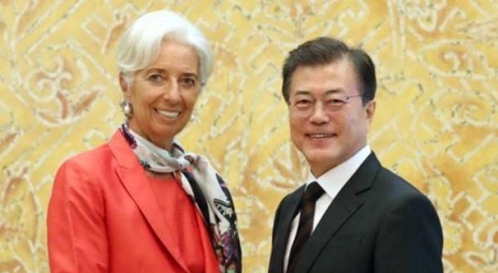 Moon meets with IMF chief, stresses importance of income-led growth