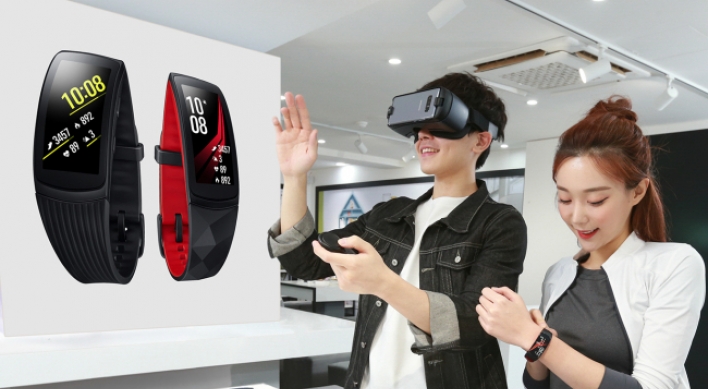 Samsung releases advanced fitness band, VR headset in Korea