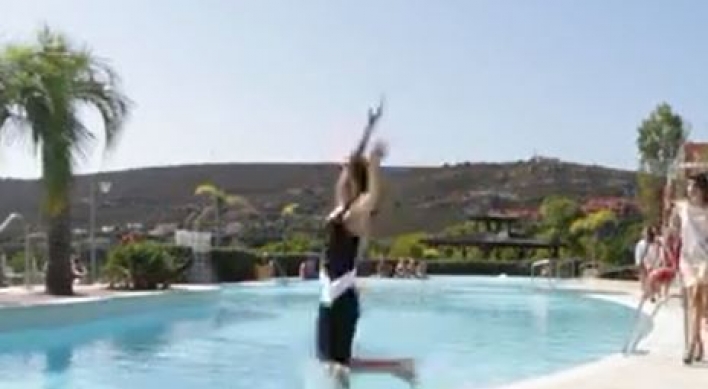 (영상) 워킹하던 미녀… 물에 풍덩