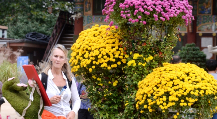 [Photo News] Tourists enjoy chrysanthemums at Jogyesa temple