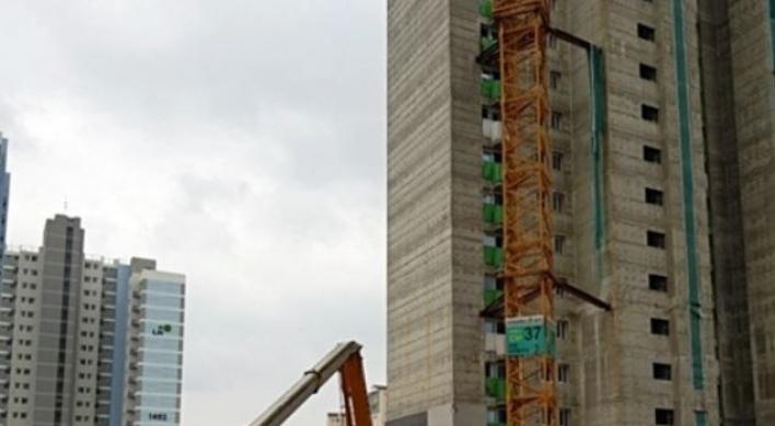 Collapse of tower crane kills three, injures two workers