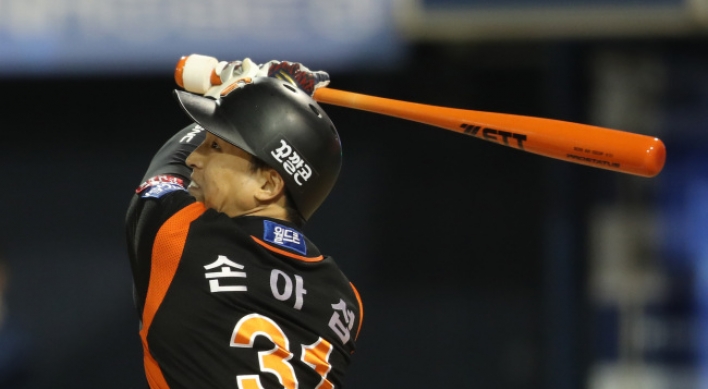 Lotte Giants defeat NC Dinos to stay alive in baseball postseason