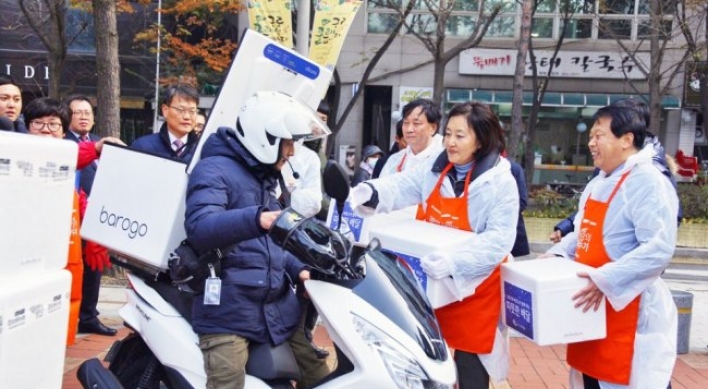 [Photo News] Barogo's motorcycle drivers deliver kimchi to the underprivileged in Seoul