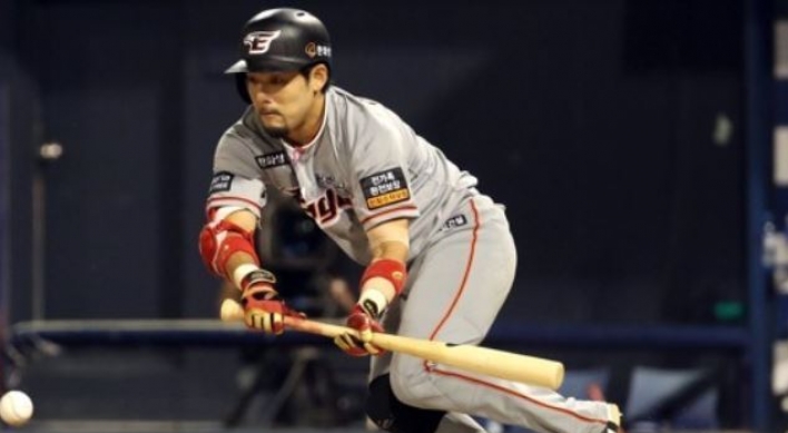 Ex-All-Star outfielder takes biggest pay cut in Korean baseball history