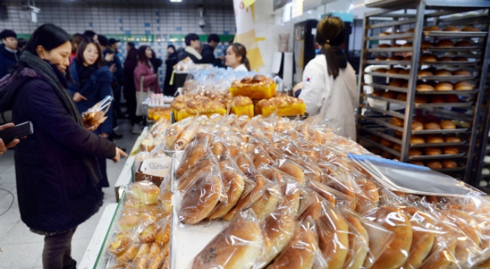 [Weekender] Grab-n-go snacks lure commuters at Korea’s subway stations