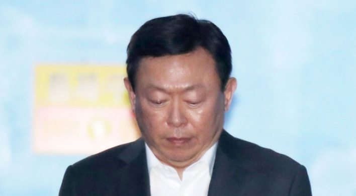 Lotte chief steps down as CEO from Japan-based holding firm