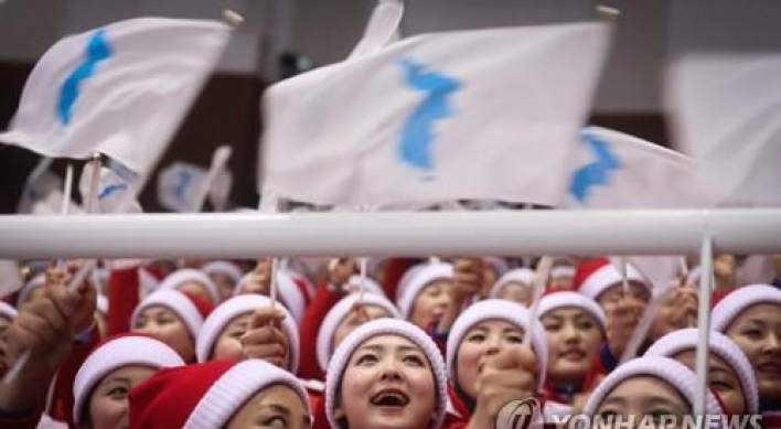 [올림픽] 북 응원단원, 미 피겨팀에 '무심코' 박수…동료 눈치에 움찔
