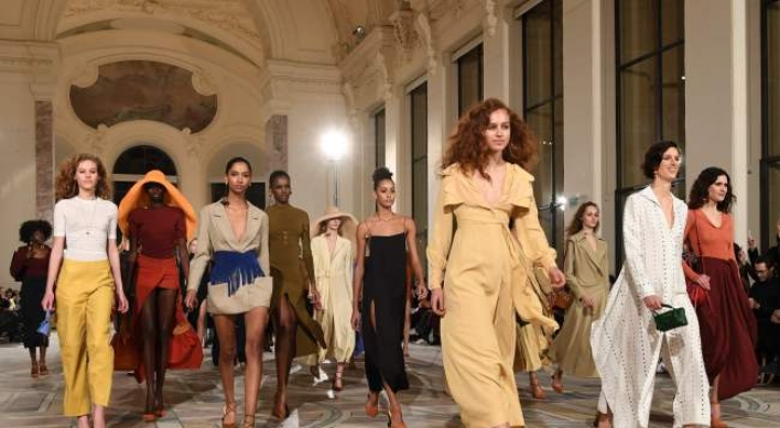 [Photo News] A glimpse into fall-winter trends at Paris Fashion Week