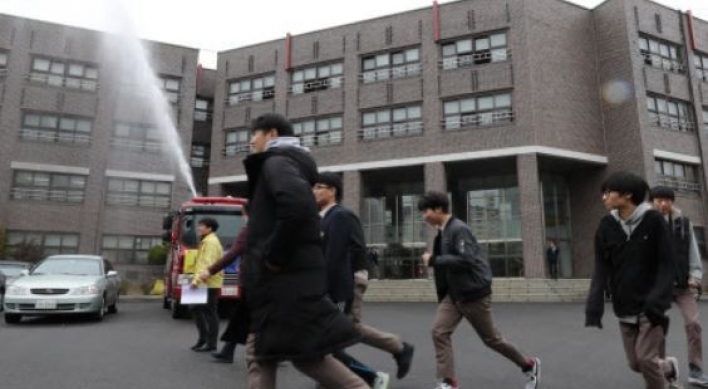 Unseasonable snowfalls force road, school closures in southern S. Korea