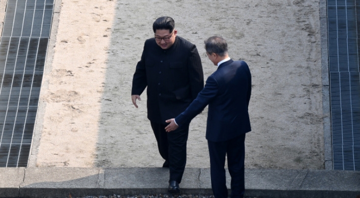 [2018 Inter-Korean summit] NK leader’s first step on South Korean soil