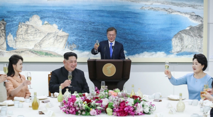 [2018 Inter-Korean summit] Two Koreas toast ‘To the day when the North and South can freely cross each other’s territory!’