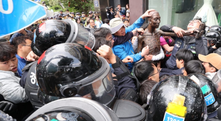 Police, civic activists clash over statue for forced labor victims in Busan