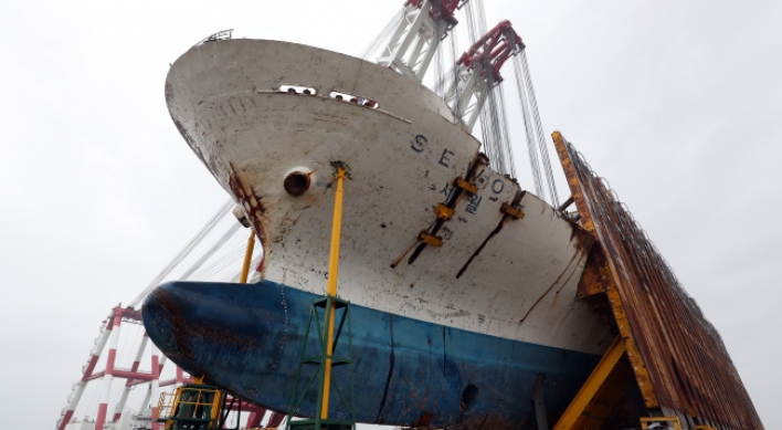 PM inspects hull of Sewol ferry, promises thorough search