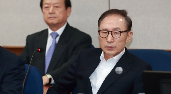 Ex-President Lee denies corruption charges at first hearing