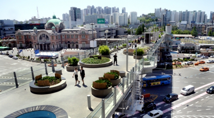 [Newsmaker] Seoul’s pedestrian overpass gets mixed reactions one year on