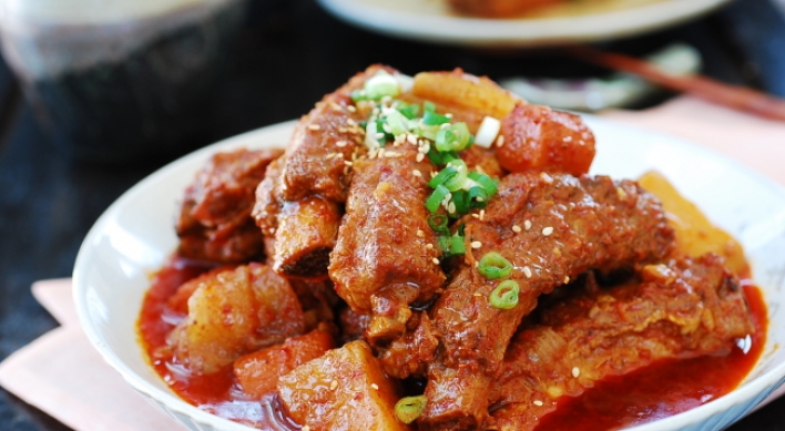 [Home Cooking] Slow cooker spicy braised pork ribs (maeun dweji galbijjim)