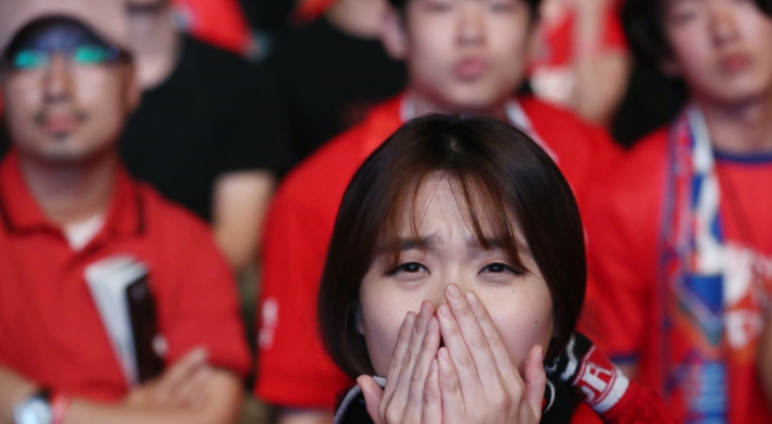 [Photo News] Korean soccer fans react to loss against Sweden