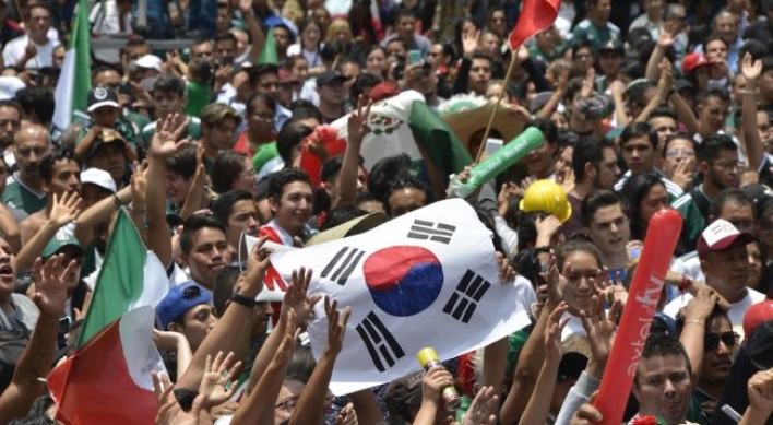 [World Cup] Mexican soccer fans burst out brotherly love for Korea