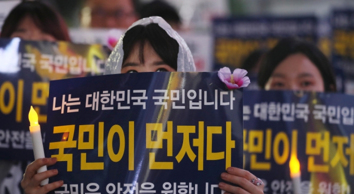 Koreans hold rallies in support of, and against, asylum seekers