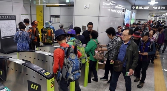 Busan offers transport fees to senior citizens who give up driver’s license