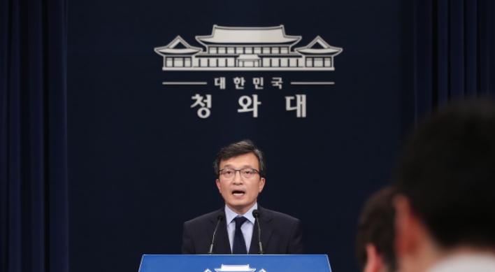 Moon stresses need for DSC reform, hints at possible consequences for defense minister