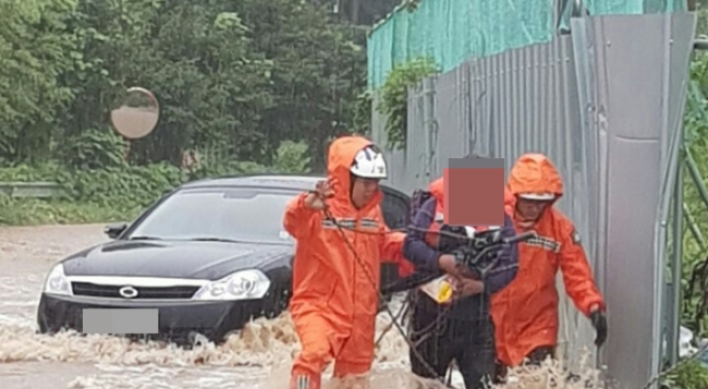 [Weather] Heavy rain kills 1, injures 2 in Seoul; more rain forecast for Wednesday