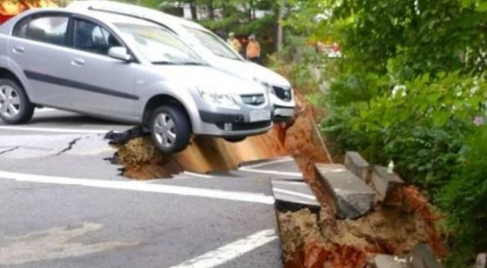 Sinkhole in Seoul forces 200 residents to evacuate