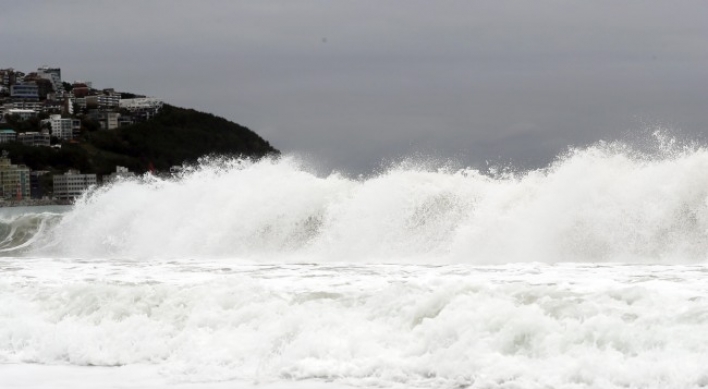 [Photo News] Typhoon Kong-rey heralds heavy downpour Saturday